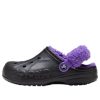 Crocs Baya gefütterte Fuzz Strap Clogs «Schwarz Lila» 20663309V