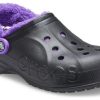Crocs Baya gefütterte Fuzz Strap Clogs «Schwarz Lila» 20663309V