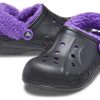 Crocs Baya gefütterte Fuzz Strap Clogs «Schwarz Lila» 20663309V