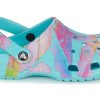Crocs Classic Clogs mit Palmendruck «Neptune Multi» 208587-4NQ