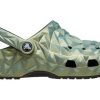 Crocs Classic Iridescent Geometric Clog «Grün» 209841-001