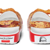 Crocs KFC x Klassischer Clog «Fried Chicken Print» 206675-90H
