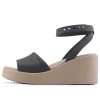 Crocs (WMNS) Brooklyn Keilsandalen mit Knöchelriemen «Schwarz Beige» 209406-07H
