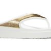 Crocs (WMNS) Hausschuhe mit dicker Sohle in Weißgold «White Gold» 206919-100 Crocs (WMNS) Hausschuhe mit dicker Sohle in Weißgold «White Gold» 206919-100