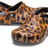 Crocs (WMNS) Klassische Clogs mit Tierdruck, Strandsandalen, Leopardenmuster, 206676-90L