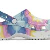 Crocs (WMNS) Klassische Clogs mit Wolken und Batikdruck, leicht, bequem, Sportsandalen, Pink/Blau, 207151-94S
