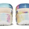 Crocs (WMNS) Klassische Clogs mit Wolken und Batikdruck, leicht, bequem, Sportsandalen, Pink/Blau, 207151-94S