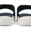 Crocs (WMNS) Reviva Leichte, gemütliche, flache, lässige Hausschuhe in Tiefblau, 205474-462