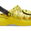 Crocs (WMNS) X Smiley Classic Clog Sandalen mit dicker Sohle und lächelndem Gesicht und Wolken, Gelb/Schwarz, 207233-90H