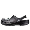 Crocs x Ron English Klassische Clogs «Area 54 – Schwarz» 208134-001